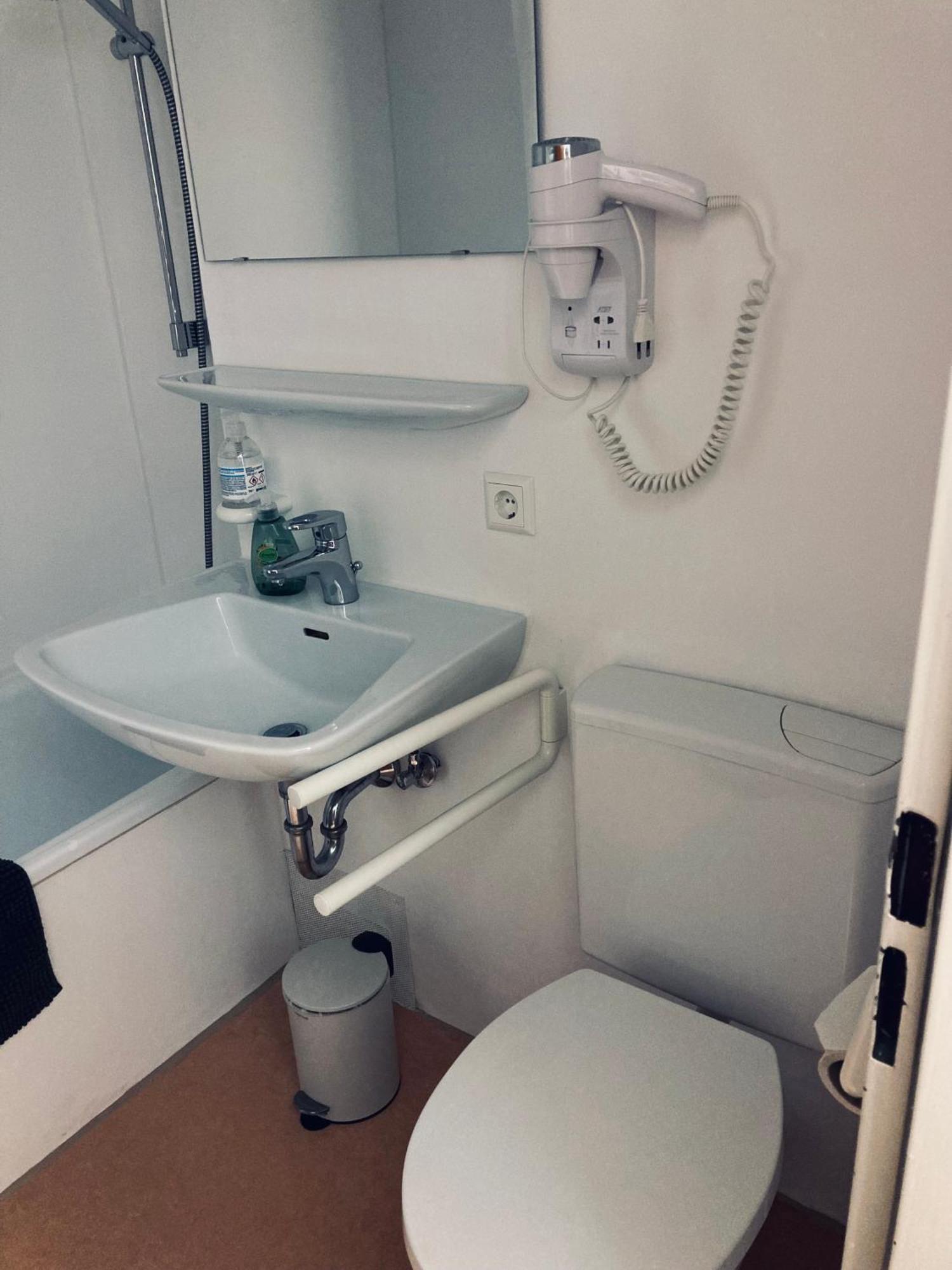 Free Apartment - Ermstal Bad Urach Bagian luar foto