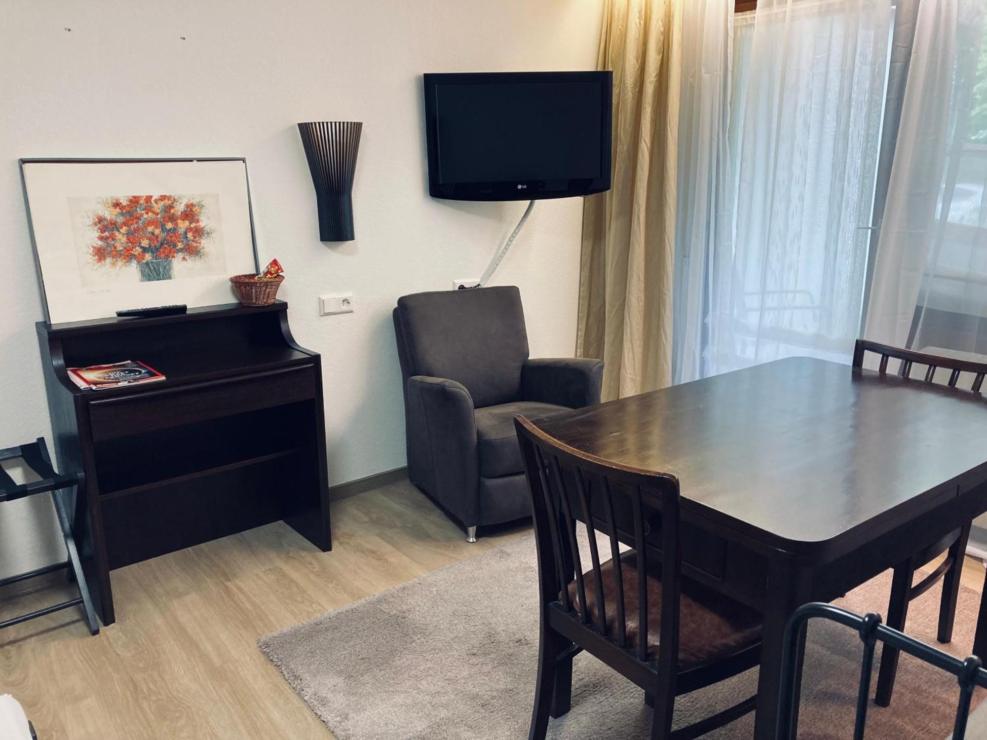 Free Apartment - Ermstal Bad Urach Bagian luar foto
